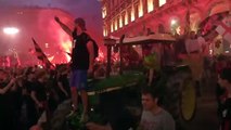 Calcio, festa scudetto del Milan: un gruppo di tifosi entra in piazza Duomo con un trattore