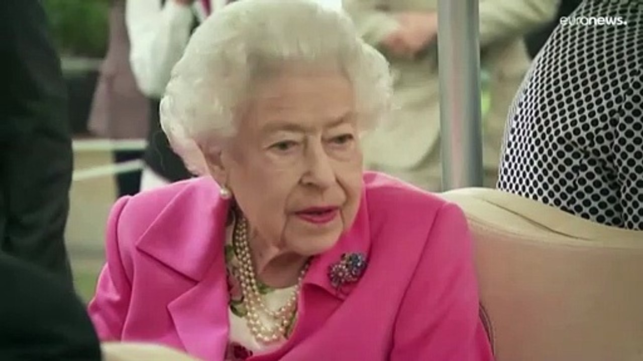 Die queen sattelt um: golf-buggy statt gehhilfe