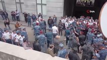 Ermenistan'da protestoculardan Dışişleri Bakanlığı binasına baskın
