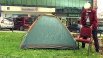 Görülmemiş protesto: Banka önüne çadır kurarak eyleme başladı