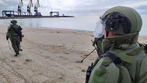 Zapadores rusos en la costa del mar de Azov en Mariúpol