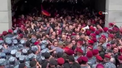 Türklerle anlaştık dediler, Ermenistan karıştı! Dışişleri binası basılıyor
