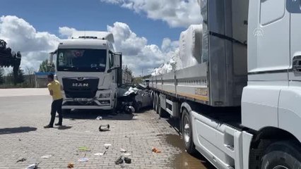 Download Video: Dinlenme tesisinde iki tıra çarpan otomobildeki 3 kişi öldü, 1 kişi yaralandı