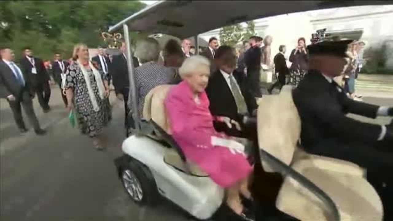 Isabel II utiliza un bugui para desplazarse cómodamente durante su último acto