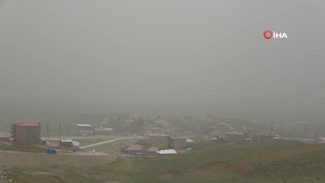 Yüksekova'da toz bulutu nedeniyle göz gözü görmüyor