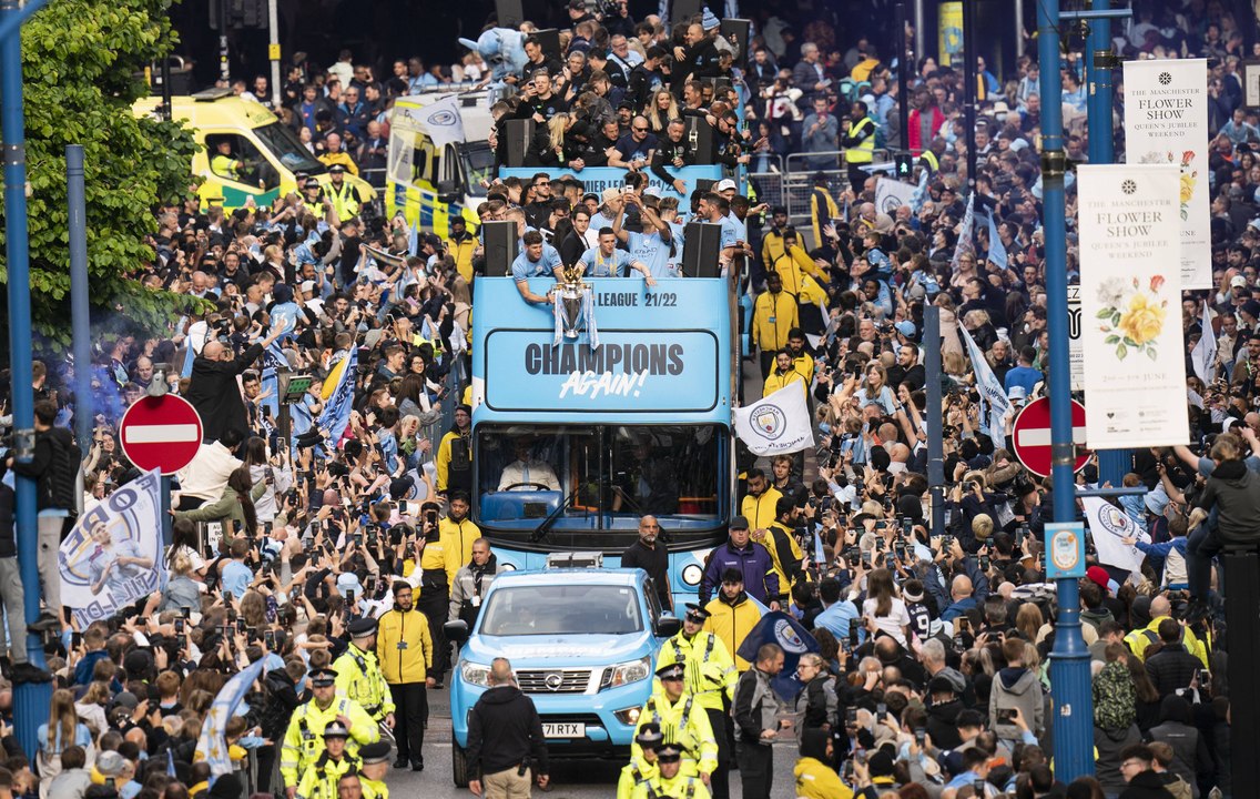 'Auch beim vierten Mal schön': Citys Meisterparade durch Manchester