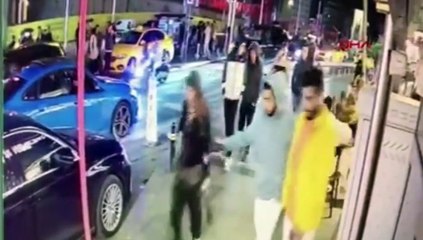 Taksim’de korkunç görüntüler: İngiliz turisti bıçaklayıp gasp ettiler