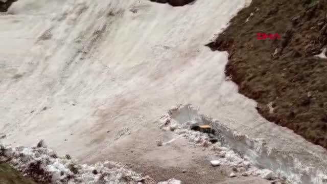 YÜKSEKOVA'DA KARDAN KAPANAN ÜS BÖLGESİ YOLU TÜNELLERLE AÇILDI