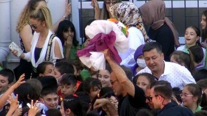 HALUK LEVENT'TEN AVCILAR'DA İLKOKUL BAHÇESİNDE MİNİ KONSER