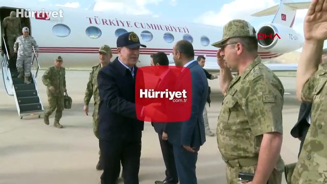 Bakan Akar beraberindeki komutanlarla sınır hattına gitti