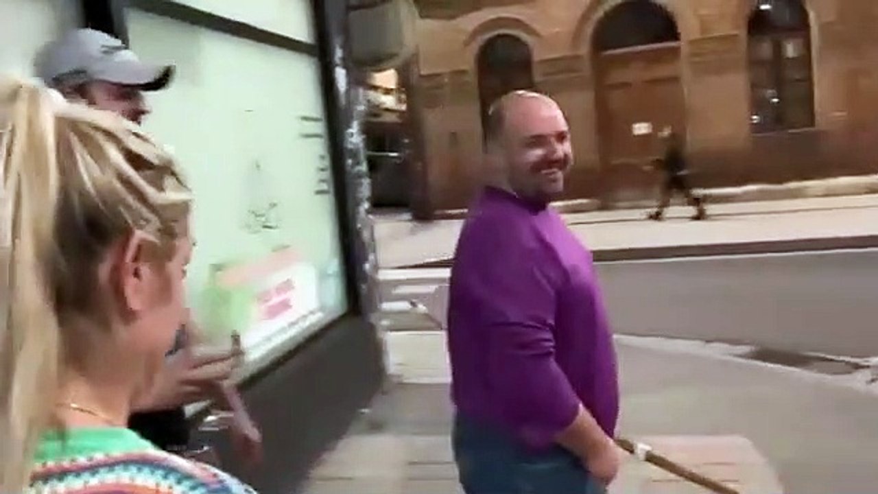 Il joue au tir à l'arc à la sortie d'un bar mais la police à autre chose à faire