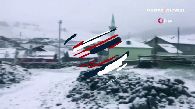 Kars'ın Sarıkamış ilçesinde aniden bastıran kar, her yeri beyaza bürüdü