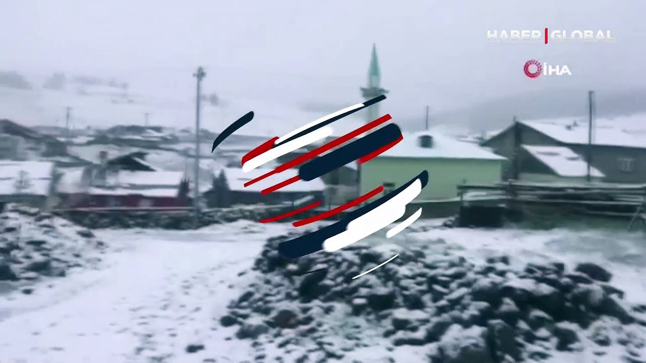 Kars'ın Sarıkamış ilçesinde aniden bastıran kar, her yeri beyaza bürüdü