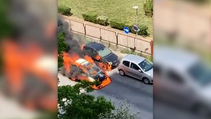 Palermo, auto si incendia in strada. Tragedia sfiorata