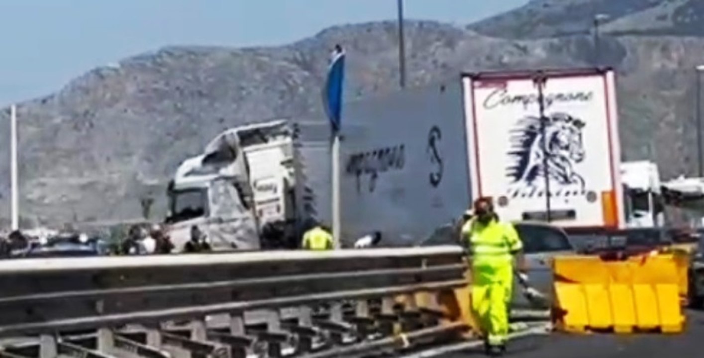 Palermo - Scontro tra auto e Tir sulla A29 (24.05.22)
