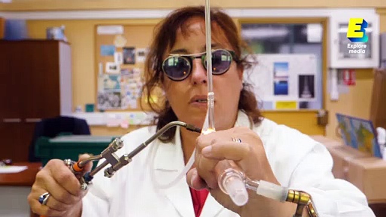 Cette souffleuse de verre travaille pour la science