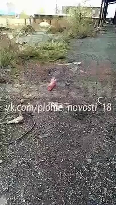 2 débiles jouent avec un extincteur
