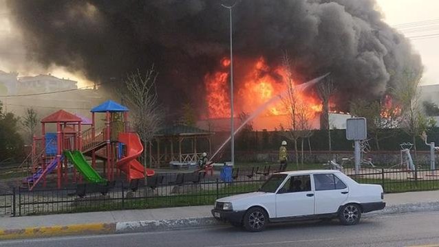 Mobilya fabrikasında çıkan yangın mahalleliyi sokağa döktü