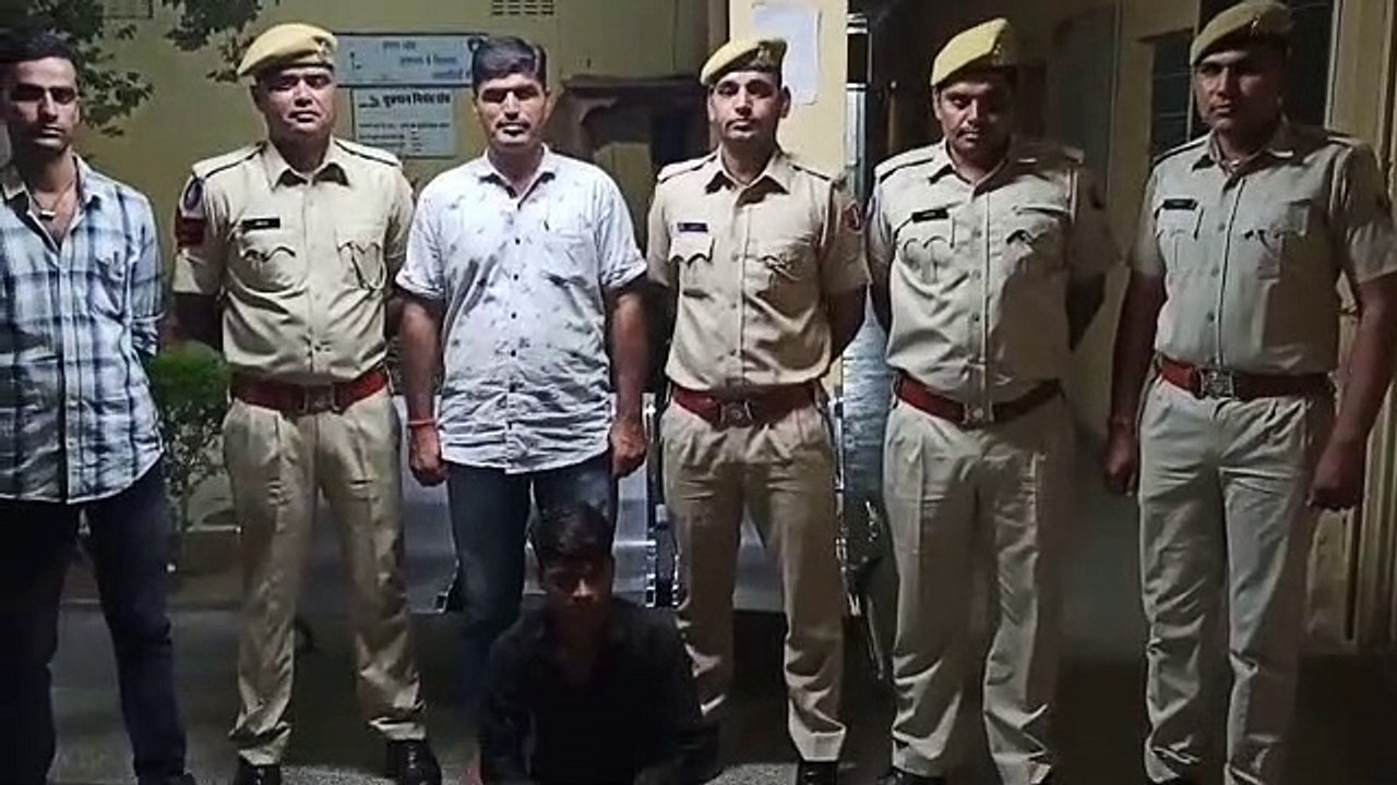 Illegal weapons : अवैध हथियार (Pistol) व जिंदा कारतूस (Cartridges) जब्त