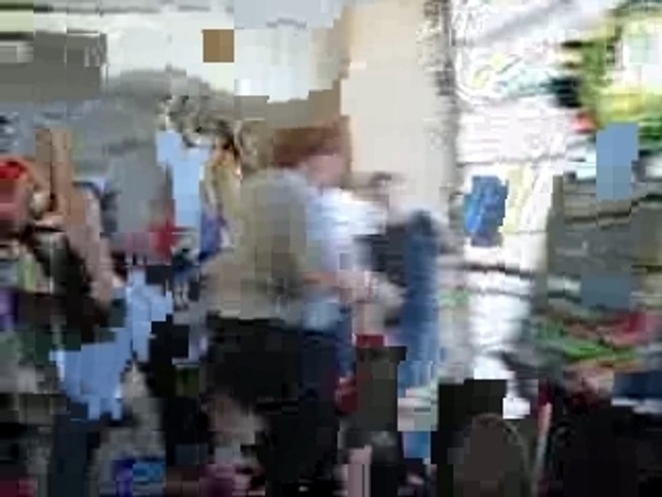 Un gros garçon danse