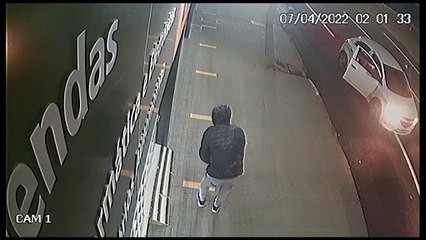 Mesmo com alicate para cortar vergalhão, ladrões não conseguem arrombar empresa no Bairro Neva