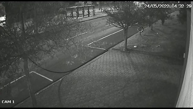 Vídeo mostra ladrões cortando fios da rede de telefonia na Avenida Tancredo Neves