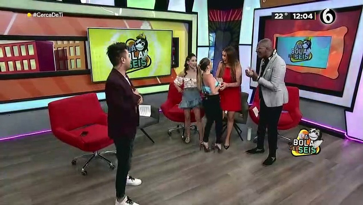 Conductora sufre bochornoso accidente en pleno programa