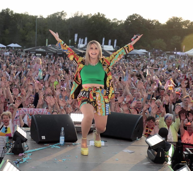 Was für eine Show: Beatrice Egli in heißer Hotpants