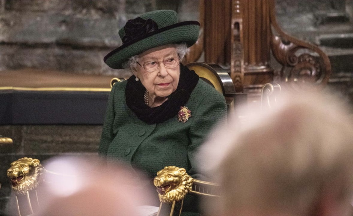 Sorge um ihre Gesundheit: Queen fährt mit Buggy durch Gartenschau