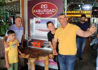 Uzaya gönderilen kebap ile fotoğraf çektirme kuyruğu