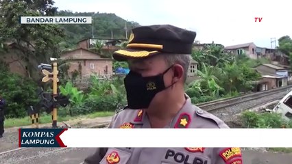 Travel Berpenumpang 9 Orang Tertabrak Kereta Api