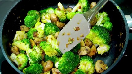 Brokoli tidak pernah disiapkan begitu lezat. Brokoli dengan jamur dan kentang panggang.