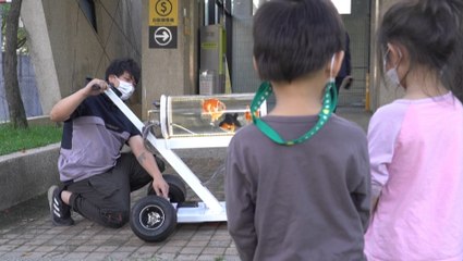 Taïwan : des poissons rouges dans une poussette