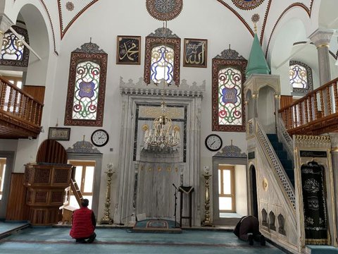 Kabe ölçülerine göre yapılan cami dikkat çekiyor