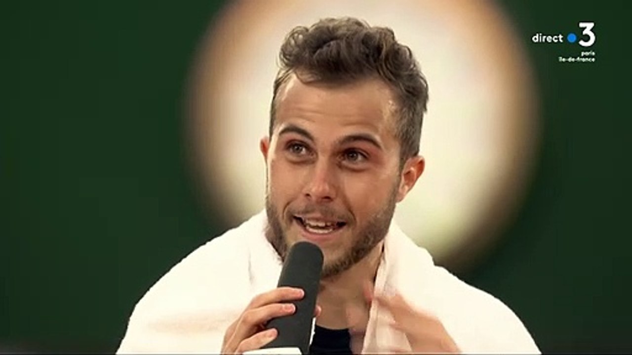 Hugo Gaston après son match souhaite un bon anniversaire à sa copine Laetitia.