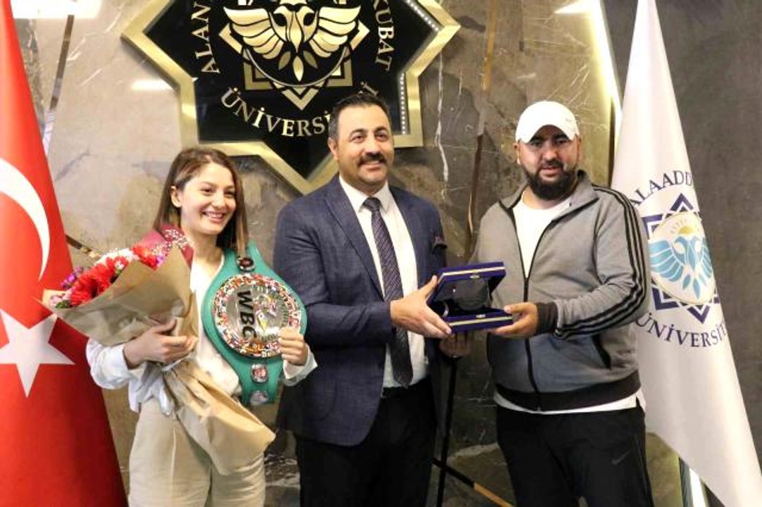 Türkiye'nin ilk WBC Kadın Şampiyonu Çetin, Dünya Şampiyonu Serrona'ya meydan okudu