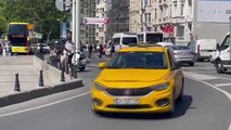 Taksim Meydanı'nda taksiye binemeyen vatandaş duruma tepki gösterdi