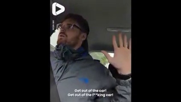 Un policier arrête violement un chauffeur de taxi qu'il pensait être la personne recherchée
