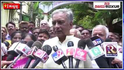 ನೆಚ್ಚಿನ ಅಂಬಾಸಿಡರ್ ಕಾರಿನಲ್ಲಿ ಬಂದು ನಾಮಪತ್ರ ಸಲ್ಲಿಸಿದ ಹೊರಟ್ಟಿ!