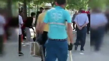 Beylikdüzü'nde bir kadın videosunu çeken erkeği sokak ortasında dövdü