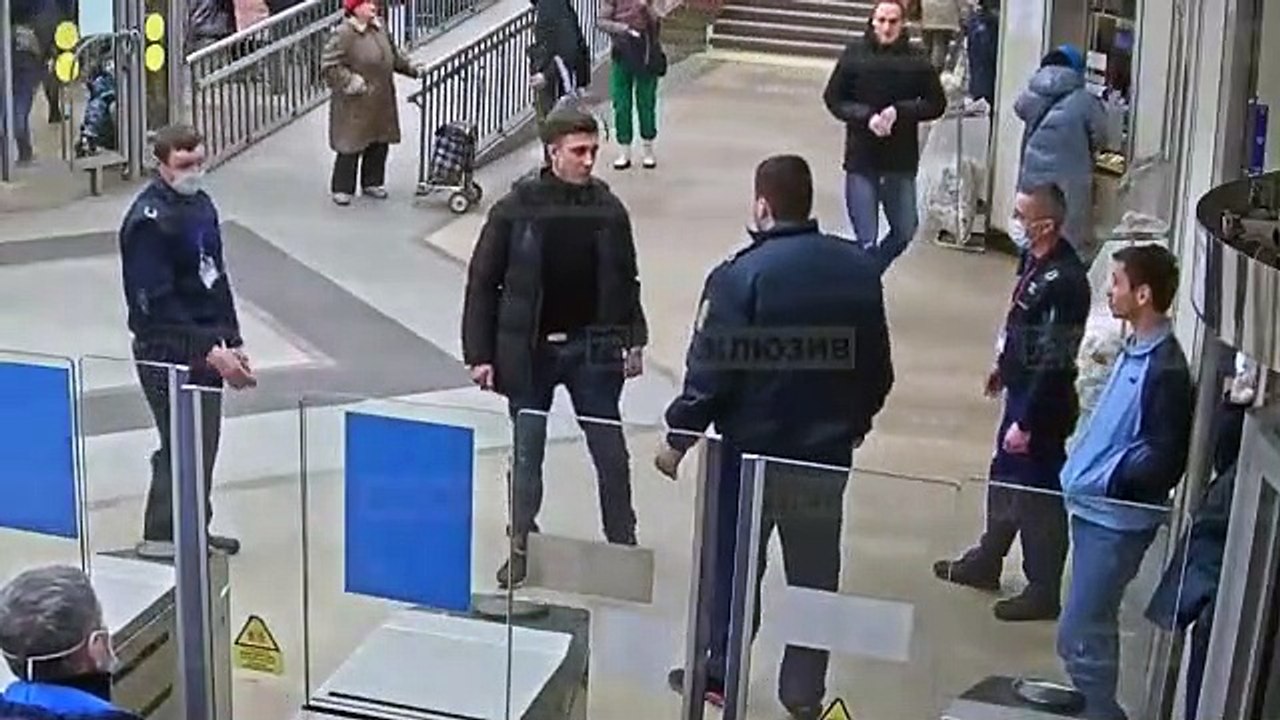Des policiers attendent le "négociateur" face à un individu armé dans une station de métro