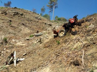 Manavgat'ta traktör 300 metrelik uçuruma yuvarlandı: 1 ölü