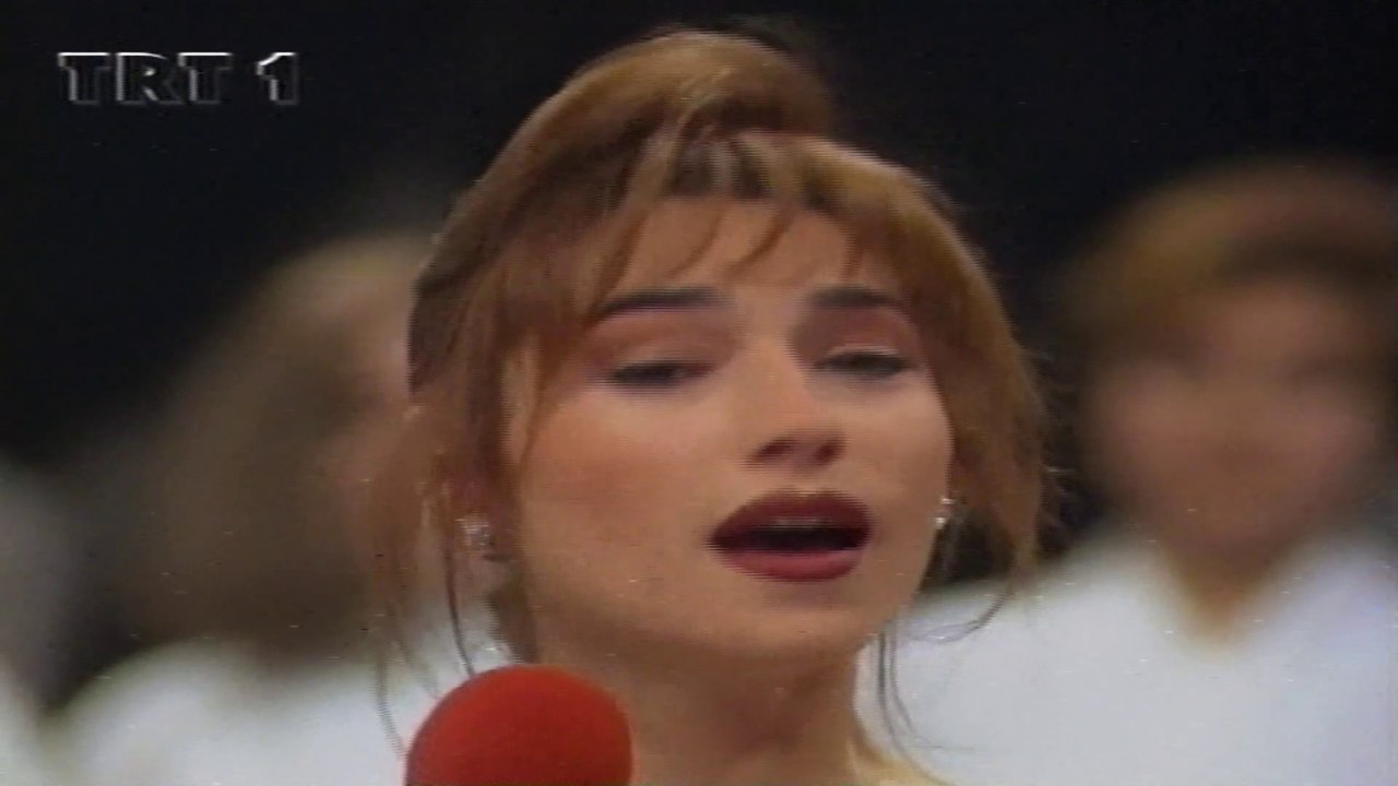 Aslı Pakalınlar / Gümüş tellerle örsem saçının her telini