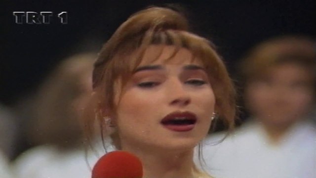 Aslı Pakalınlar / Gümüş tellerle örsem saçının her telini