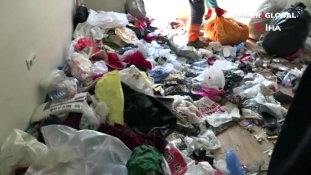Çöp evden bir kamyon çöp çıkartıldı