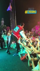 Erik gặp sự cố khi bị fan kéo tay khiến nam ca sĩ ngã nhào trên sân khấu