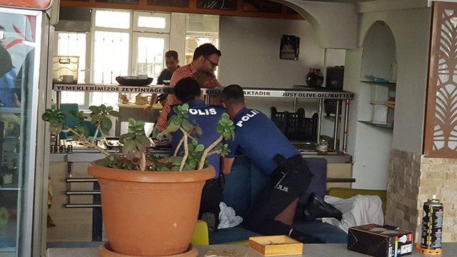 Elinde bıçakla girdiği boş oteli yakmakla tehdit etti