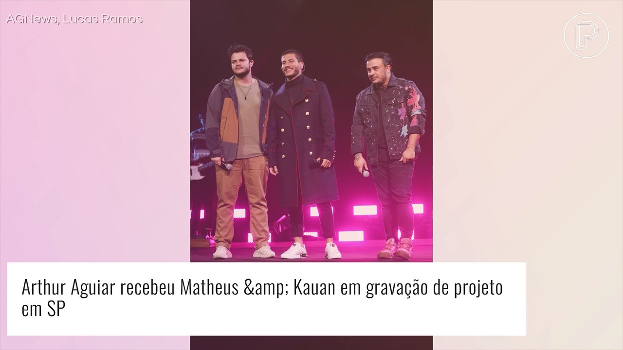 Arthur Aguiar exibe tatuagem para Maíra Cardi no peito e beija mulher em gravação. Fotos!