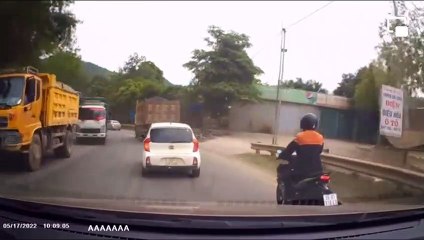 Chiếc xe tải bị lật nhào ven đường