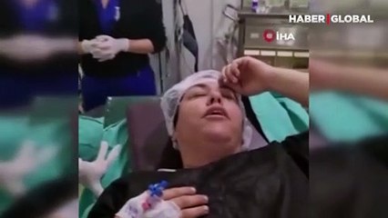 Ameliyat masasında şarkı söyledi, gündem oldu